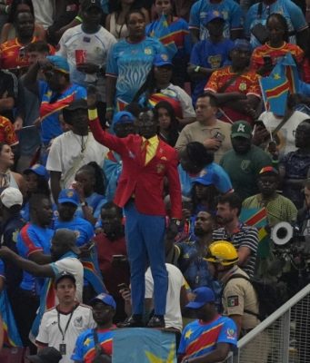 Lelaki Patung DR Congo Curi Tumpuan Piala Dunia Tanpa Bergerak (VIDEO)