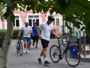 Pekerja Awam Latihan Triathlon di TV Ketika Kyrgyzstan Ceriakan Realiti Pertandingan untuk Perangi Obesiti