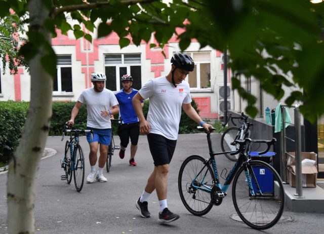 Pekerja-Awam-Latihan-Triathlon-di-TV-Ketika-Kyrgyzstan-Ceriakan-Realiti.jpg