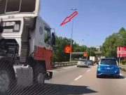Pemandu lori ditahan polis susulan klip viral di Lebuhraya SILK Kajang tunjukkan pemanduan berbahaya, isyarat lucah