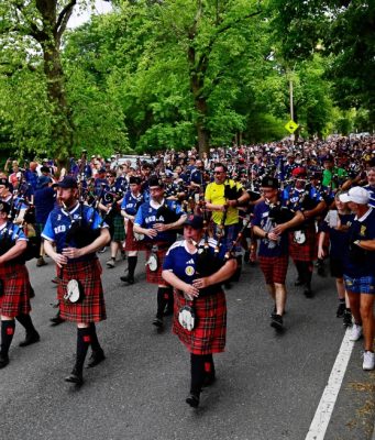 Peminat Scotland Serbu Boston, Raikan Kembalinya Piala Dunia dengan Meriah (VIDEO)