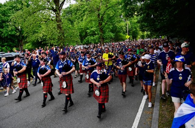 Peminat-Scotland-Serbu-Boston-Raikan-Kembalinya-Piala-Dunia-dengan-Meriah.JPG