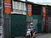 Penduduk Hanoi Tunjuk Resistensi Terhadap Projek Mega Sungai Merah dengan Doa dan Sepanduk Berhati-hati