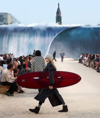 Pharrell Hadirkan Air Terjun Memukau di Tayangan Louis Vuitton Musim Bunga-Panas 2027 di Paris Ketika Suhu Mencecah 40°C