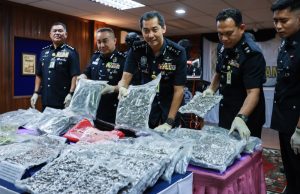 Polis Terengganu rampas kenderaan mewah dan RM1.76 juta dadah dari dua beradik di Kampung Duyong Besar