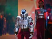 Robot humanoid beraksi di pentas peragaan Seoul bersamaan model manusia