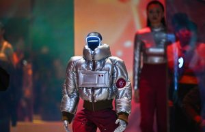 Robot humanoid beraksi di pentas peragaan Seoul bersamaan model manusia