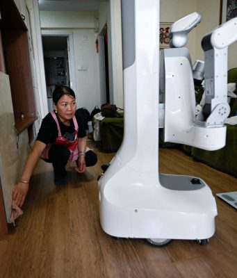 Robot pembersih berkuasa AI kini membersihkan rumah di China