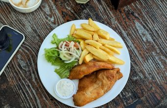 Scarborough Fish & Chips di Tanjung Rhu, Langkawi: Ikan dan kentang goreng terbaik serta tempat duduk terbaik di pantai