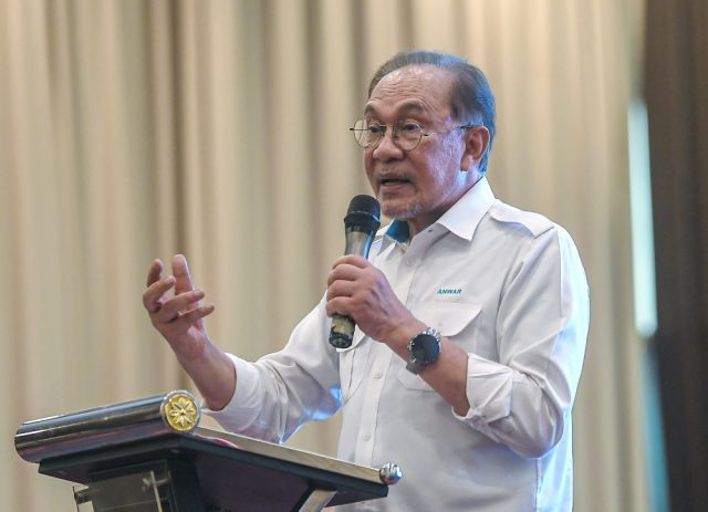 Anwar-Politikus-yang-laungkan-Hidup-Melayu-perlu-tunjukkan-tindakan-sebenar.jpg