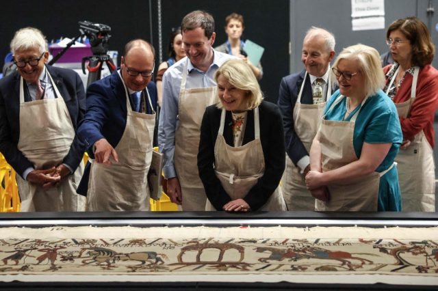 British-Museum-pamerkan-bahagian-Bayeux-Tapestry-selepas-perjalanan-titanik-ke.jpg
