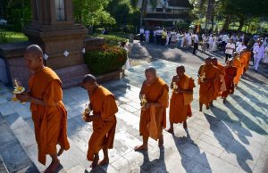Kanak-kanak pandu trak rempuh perarakan Buddha di Thailand, lapan sami terbunuh