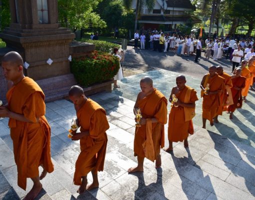 Kanak-kanak pandu trak rempuh perarakan Buddha di Thailand, lapan sami terbunuh