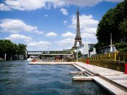Lelaki爷爭爭登 Eiffel Tower, kibarkan bendera AS sempena Ulang Tahun Negara