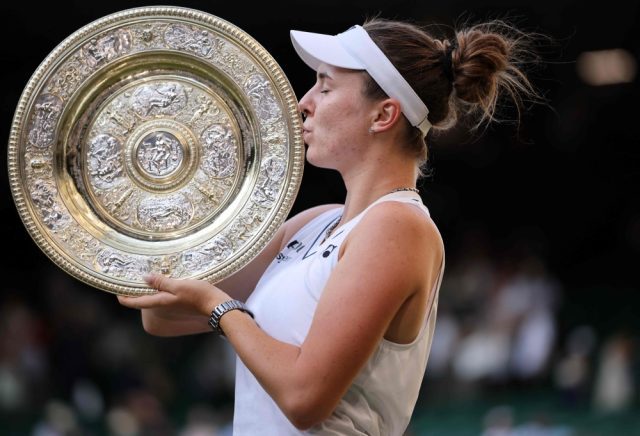 Noskova-ikut-jejak-Kvitova-tindik-dan-matcha-jadi-jimat.jpg