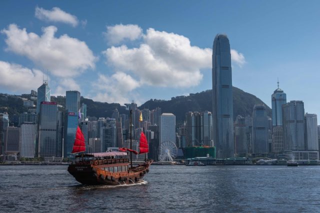 Pelabur-China-Beralih-Ke-Hong-Kong-Susulan-Peningkatan-Peraturan-Dagangan.jpg