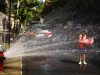 Penduduk New York pecahkan paip untuk menyejukkan diri ketika suhu mencecah 43°C