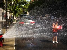 Penduduk New York pecahkan paip untuk menyejukkan diri ketika suhu mencecah 43°C