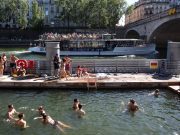 Penduduk Paris dan pelancong berendam di Sungai Seine selepas gelombang haba rekod