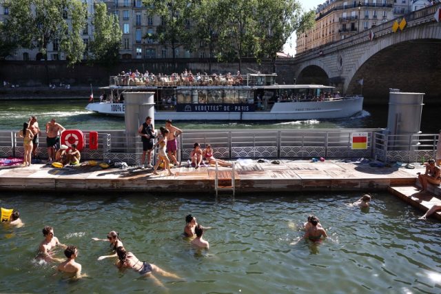 Penduduk-Paris-dan-pelancong-berendam-di-Sungai-Seine-selepas-gelombang.jpg