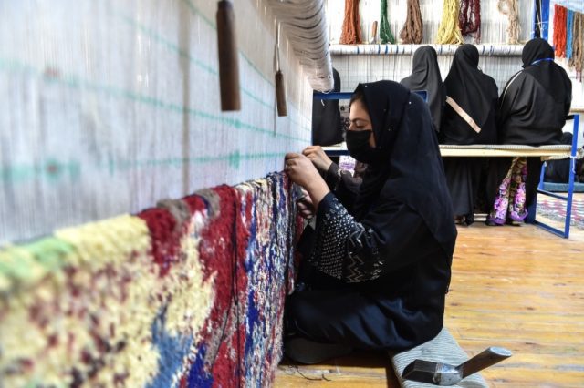Penguatkuasaan-kod-pakaian-wanita-di-barat-Afghanistan-jejaskan-perniagaan.jpg