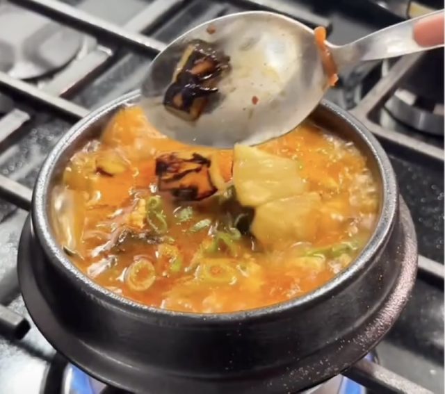Perdebatan-Timbul-Seiring-Viral-Sup-Kimchi-Nanas-Dalam-Tren-Gabungan.jpg