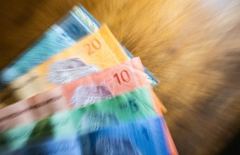 Ringgit Dibuka Sedikit Tinggi Berbanding Dolar AS, Tumpuan pada Ramalan Fed