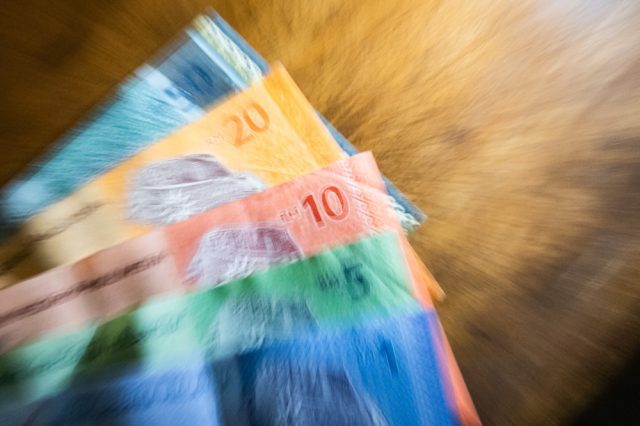Ringgit-Dibuka-Sedikit-Tinggi-Berbanding-Dolar-AS-Tumpuan-pada-Ramalan.jpg