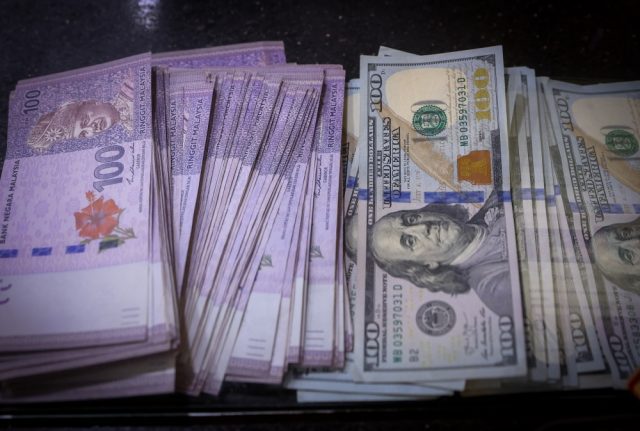 Ringgit-mengukuh-berbanding-dolar-AS-sambil-menanti-data-ekonomi-AS.JPG