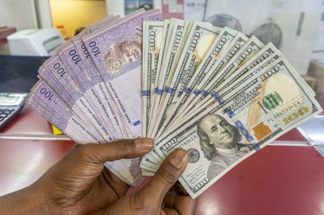 Ringgit-merosot-apabila-pelabur-kembali-memilih-dolar-AS.JPG