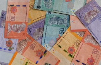 Ringgit merosot sementara pasaran menunggu data ekonomi penting AS