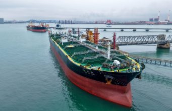 Serangan baharu AS-Iran, kebakaran kapal di Selat Hormuz pacu harga minyak melepasi US$90