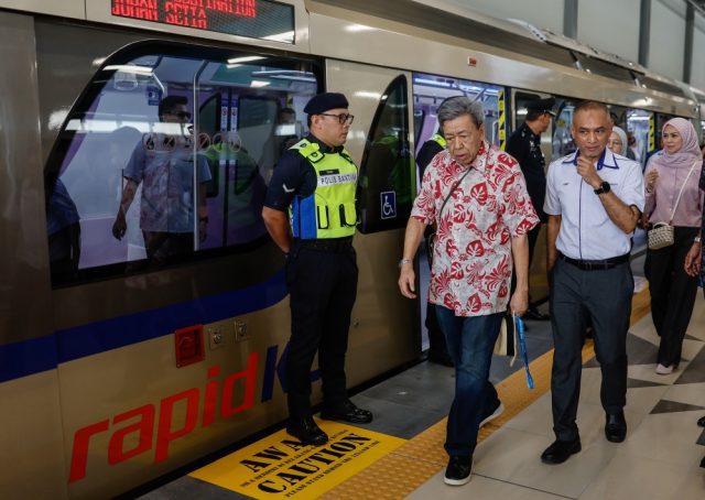 Sultan-Selangor-naiki-LRT3-kata-Laluan-Shah-Alam-sepatutnya-siap.JPG