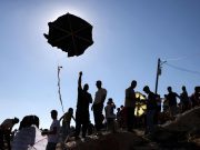 Warga Palestin di West Bank terbangkan layang‑layang menentang penempatan Israel