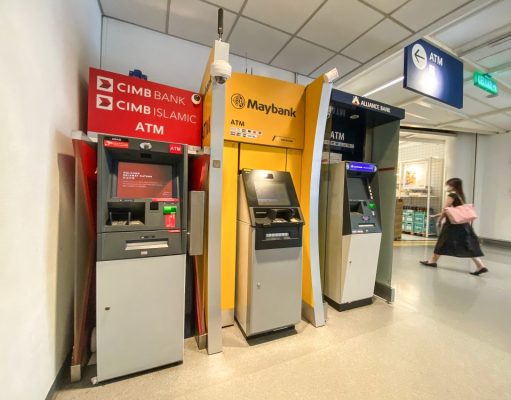 Yuran RM1 untuk ATM: Cara Kenal Pasti Mesin Bank Percuma dan Berbayar